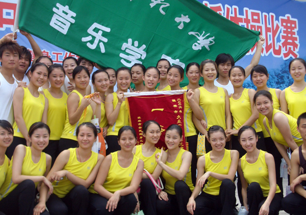 队员们获奖后合影留念。