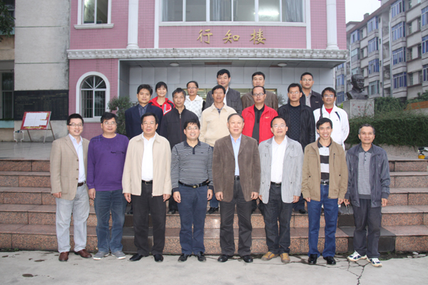 副校长刘健斌一行在隆安中学与隆安县校友代表合影