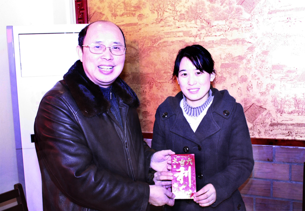 蔡副校长为留校研究生派发新年红包