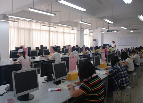 考生在备测室准备。