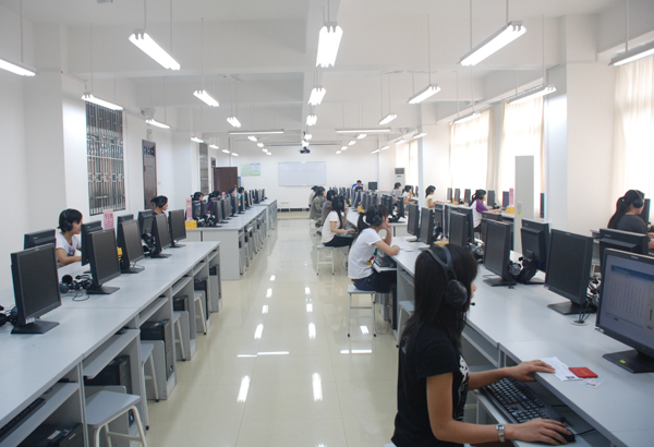 考生在测试室考试。