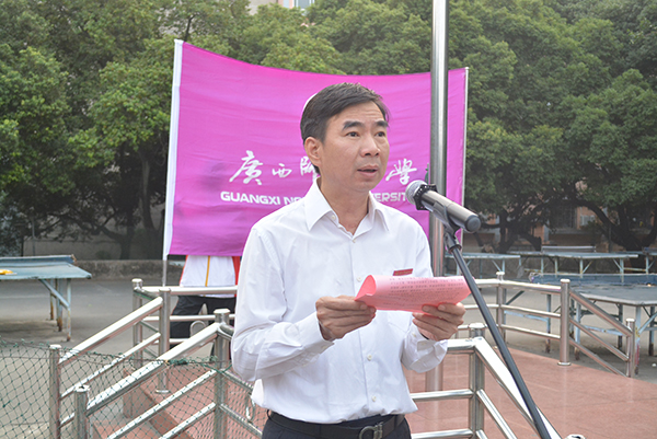 校长梁宏在升旗仪式上讲话
