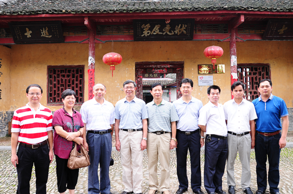 钟副校长与暨南大学党委书记蒋述卓（左三）、贺州学院党委原书记潘立文（中）等我校校友考察富川县秀水状元村