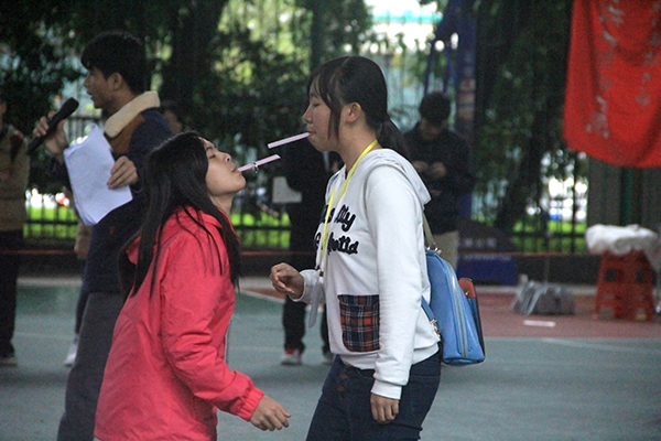 戒指传情比赛（职业技术师范学院记者团 韦振辉 摄）
