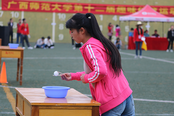 夹乒乓球比赛 （大学生通讯社 梁婧 摄）