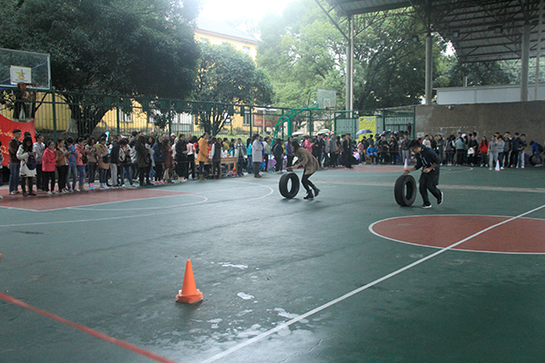 激烈的滚车轮比赛（职业技术师范学院记者团 韦振辉 摄）