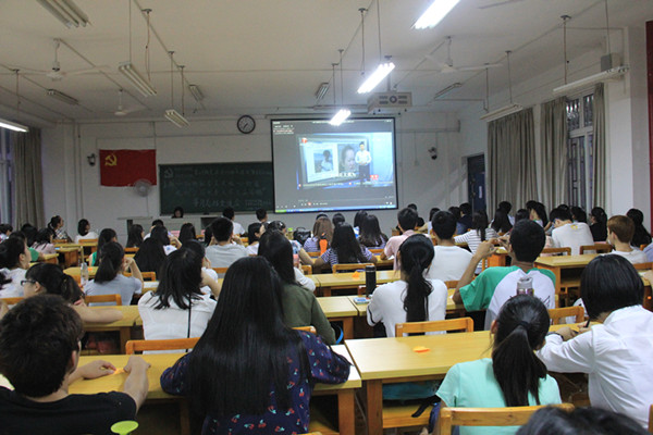 政行学院观看孟瑞鹏事迹视频