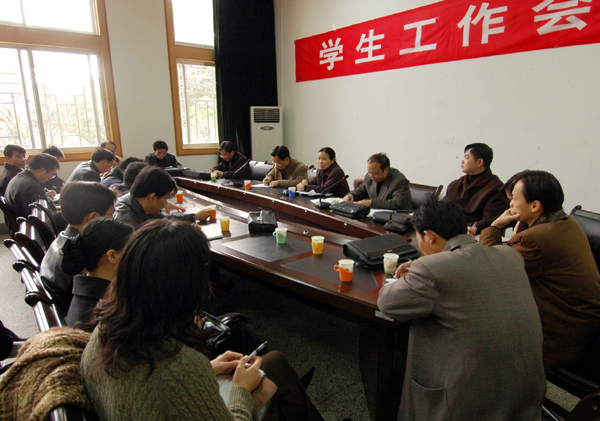 校党委林娜副书记在会上讲话。