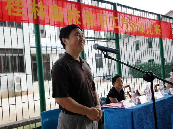 校党委副书记张鹏在开幕式上发言。