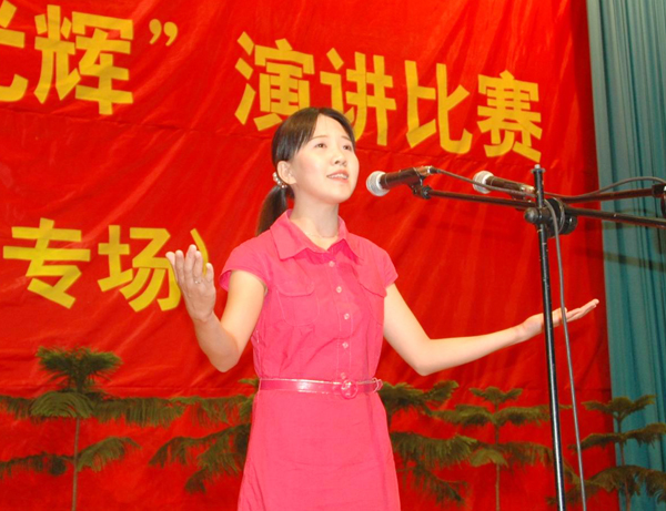 图书馆直属支部的陈亚珊正在演讲。