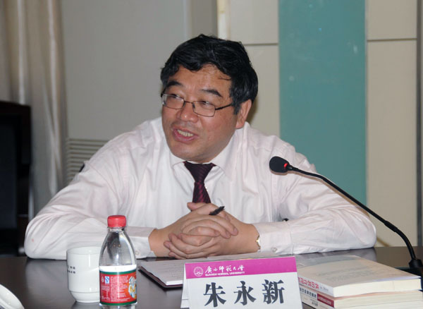 全国人大常委、民进中央副主席朱永新在会上讲话。