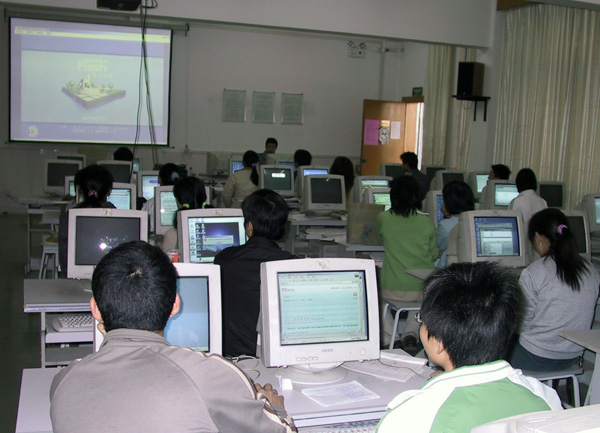 Flash培训班学员正在上课。