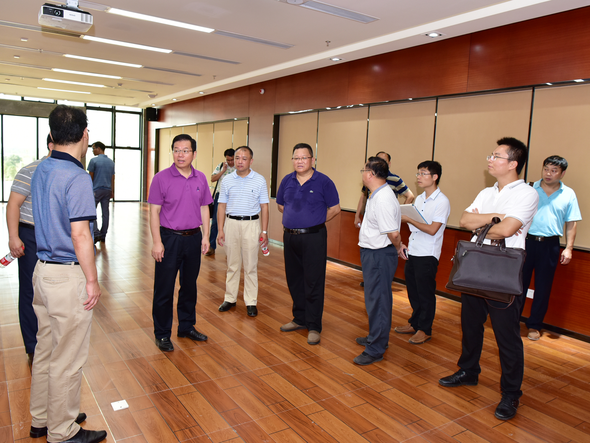 3在图书馆考察会议室建设情况09.jpg
