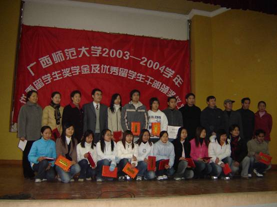 颁奖结束后，获奖留学生与领导合影留念。