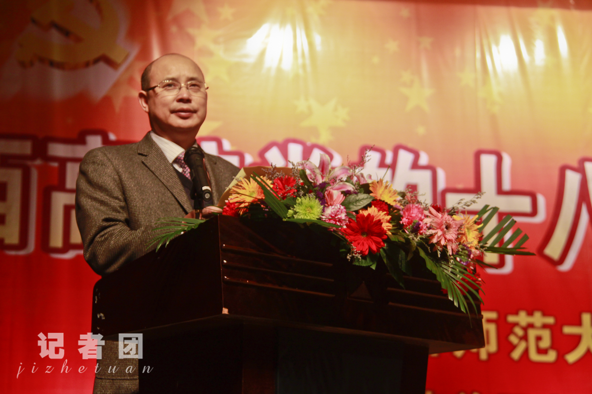 副校长、漓江学院院长蔡昌卓主持报告会