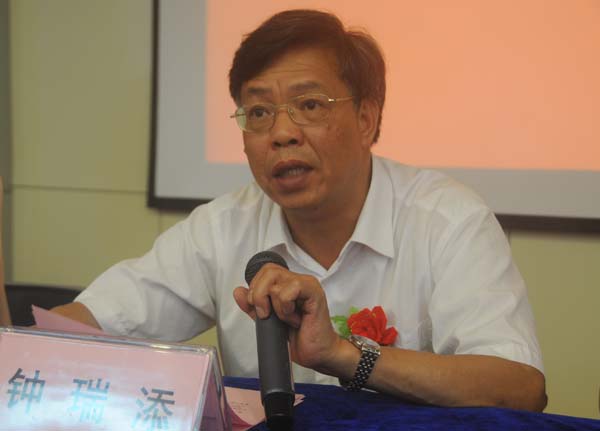 钟瑞添副校长在开班典礼上讲话。