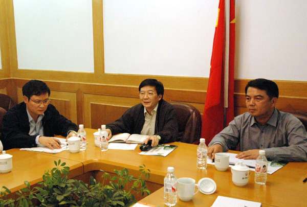 吴恒副主席（中）在会上作讲话。（左一为教育厅副厅长黄宇，右一为我校党委书记陈大克）