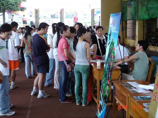 毕业生和用人单位在进行双向选择。