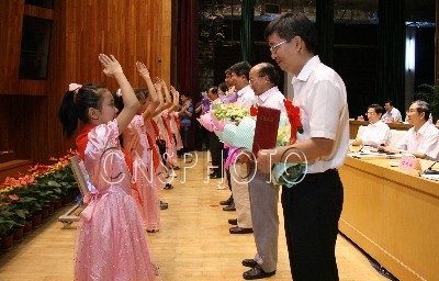 第二、三位受表彰者分别为赵书林、罗星凯教授(图片来源:中国新闻社)