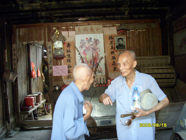 “八桂名师”获得者之一 钟文典教授(图右)在大圩雄村 </div></div> </div>
</div>
</div>
<div class=