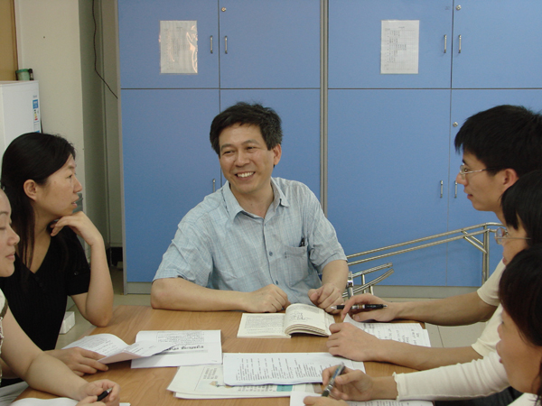 “八桂名师”获得者之一 罗星凯教授与学生们在研讨座谈