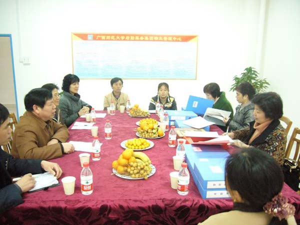 我校后勤服务集团负责人向桂林市妇联汇报创岗工作情况