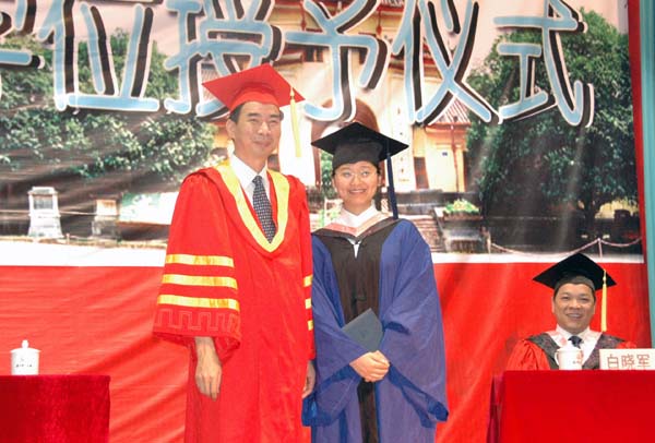 梁宏校长与获得硕士学位的毕业生合影。