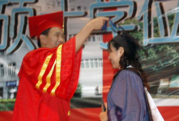 梁宏校长向毕业生授予硕士学位。