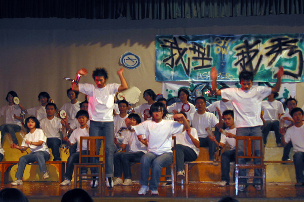 同学们在进行“我行我秀”艺术展示