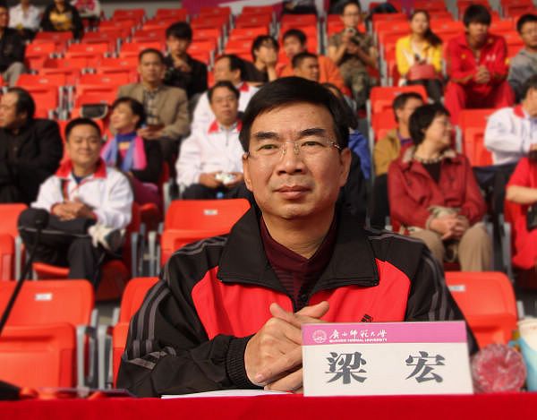 校长梁宏观看开幕式并宣布我校第43届田径运动会开幕（宣传部 赵晋凯 摄）