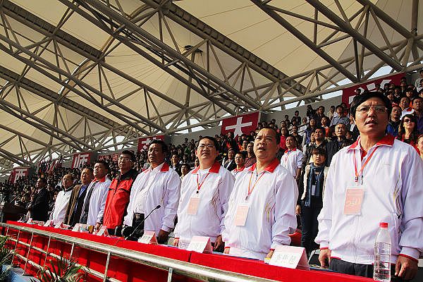 校领导在开幕式上与现场师生同唱国歌（宣传部 赵晋凯 摄）