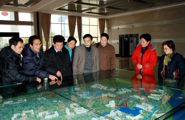 离退处党委组织在职党员赴贺州考察学习。