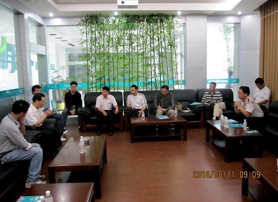 考察小组与俏天下家具用品有限公司有关人员座谈