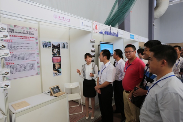 共青团广西区委刘玄启副书记（左二）及共青团广西区委学校部部长黄龙坚（右一）观看我校作品