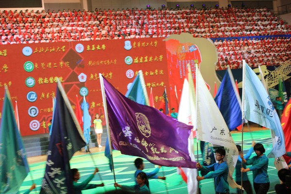 挑战杯开幕式上我校校旗入场