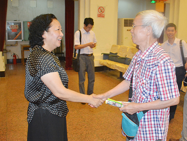 王枬书记会后与老同志亲切交流