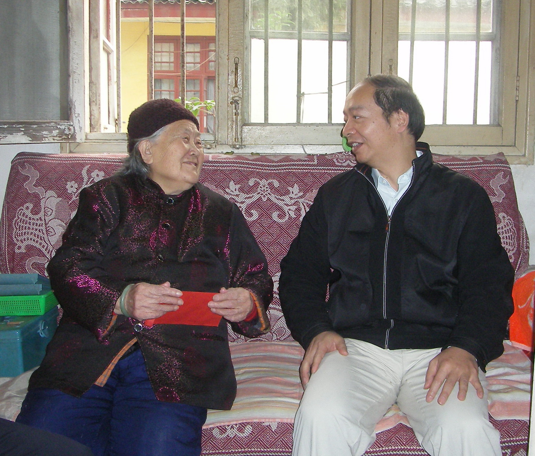 自治区老干局杨一万副局长（右）慰问冯桂兰老人。