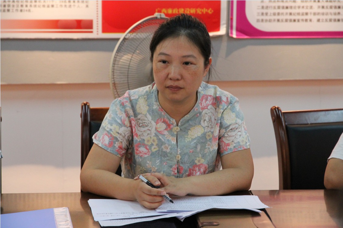 校党委副书记查丹明主持学习讨论会