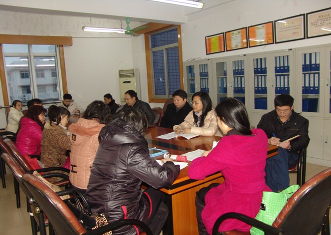 教育科学学院教师们在迎接国培项目时做前期部署与集体备课