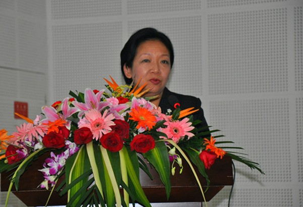 校党委书记王枬在大会上讲话