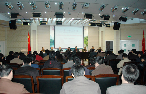 我校召开初评整改工作布置会。