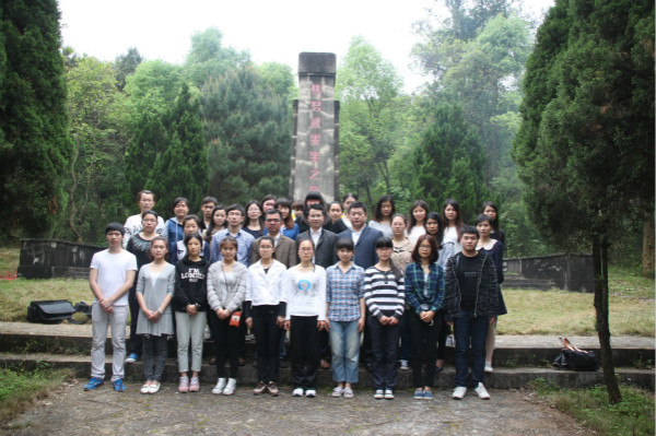 全体师生代表在马君武先生墓前合影