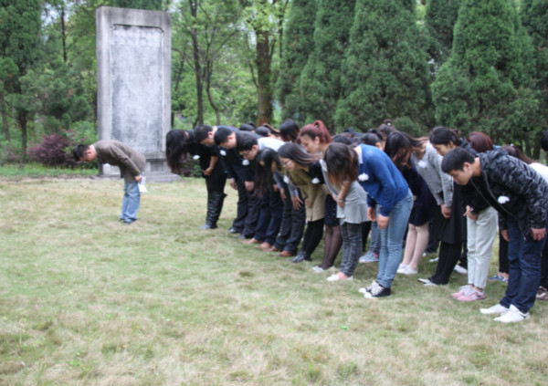 全体师生代表在马君武先生墓前鞠躬