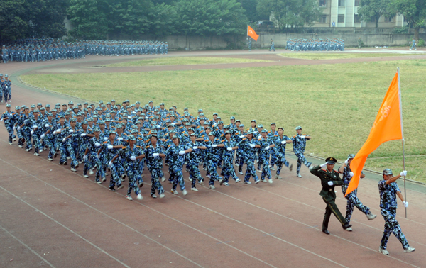 在育才校区接受分列式检阅的方队走过主席台。