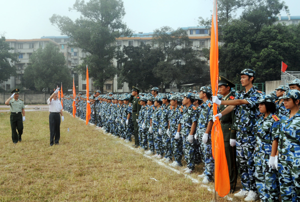 校党委副书记唐仁郭检阅受训学生。