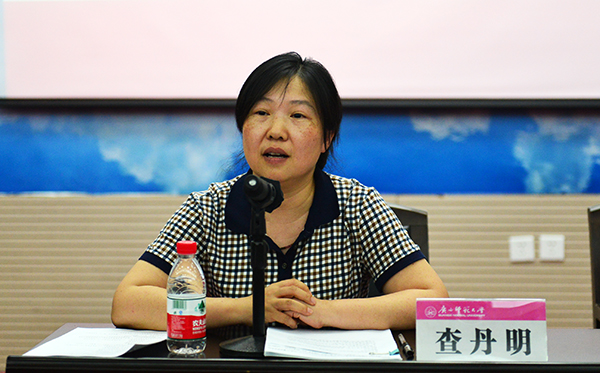 校党委副书记查丹明主持报告会