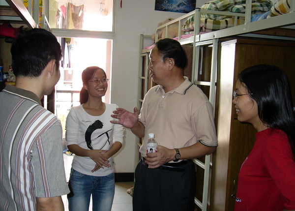 刘健斌副校长一行深入学生宿舍了解学生使用网络情况