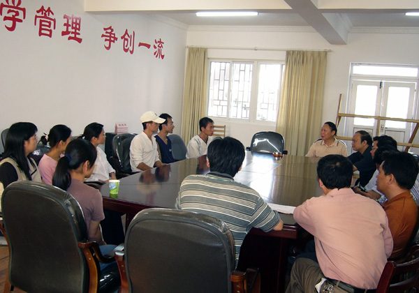 与部分学生座谈。