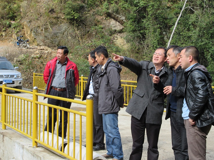 定点扶贫工作领导小组一行在大花溪公路进行现场协调
