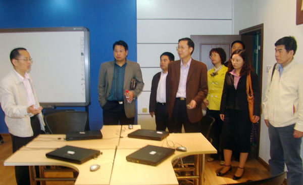 实地考察广西师范学院未来教师空间站。